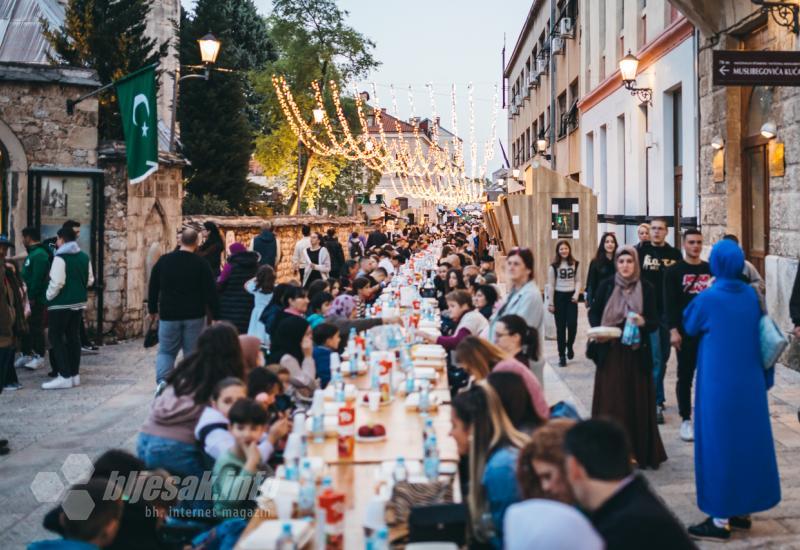 FOTO | Mostarci zajedno iftarili u Fejićevoj ulici